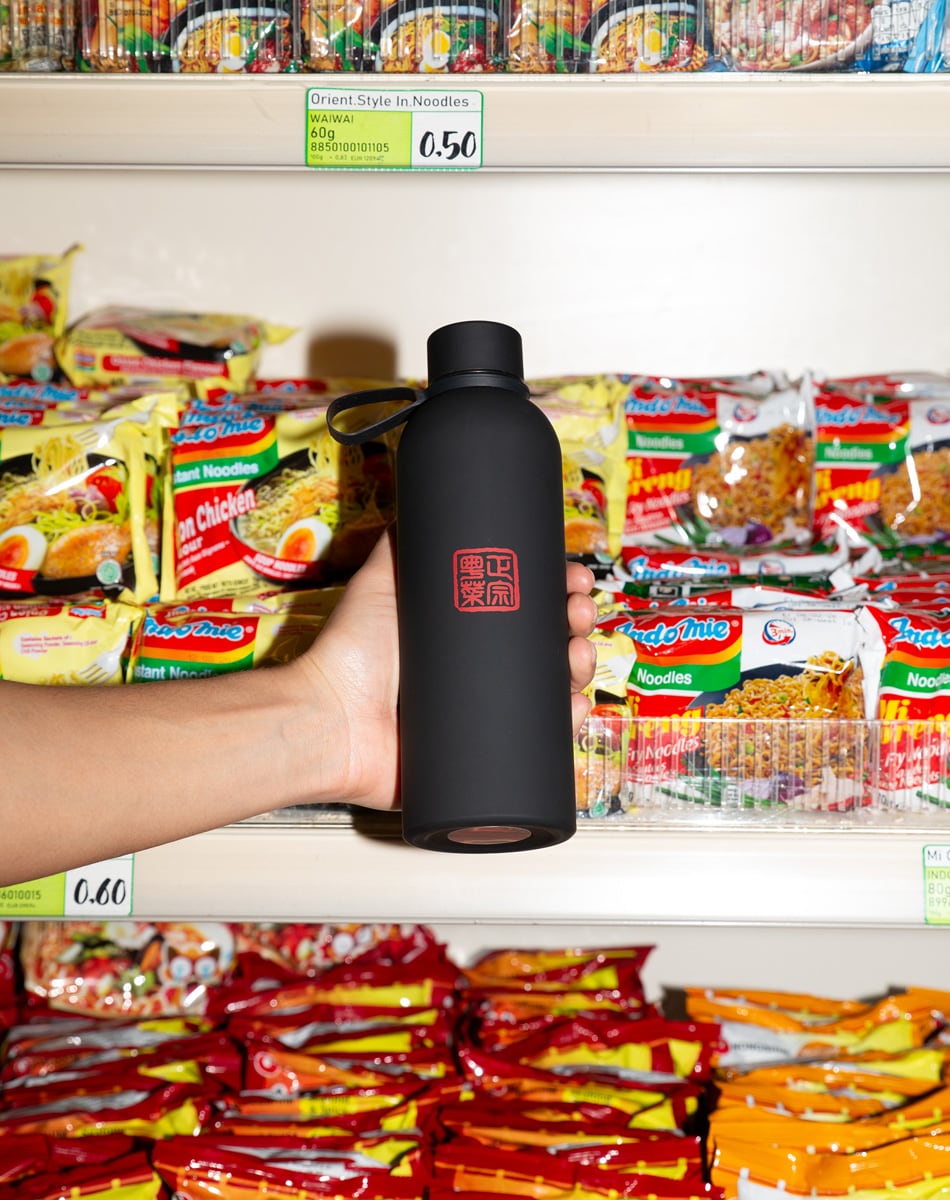 Mary Kwong Thermo-Trinkflasche – Schwarz mit Logo